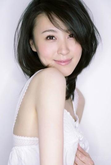 组图:张乐夏日清凉造型 展露迷人香肩