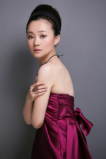 孙卉凝着紫色时装显时尚 愿意尝试时装剧(组图)