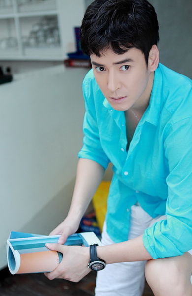 组图韩栋蓝色清新写真九王爷散发知性气质