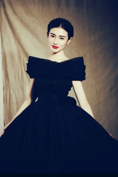 组图:张辛苑古典写真曝光 红唇长发显独特美感