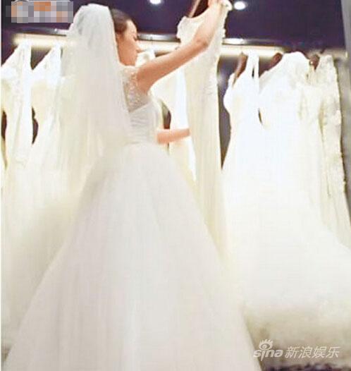 疑似章子怡在长沙的婚纱店选婚纱