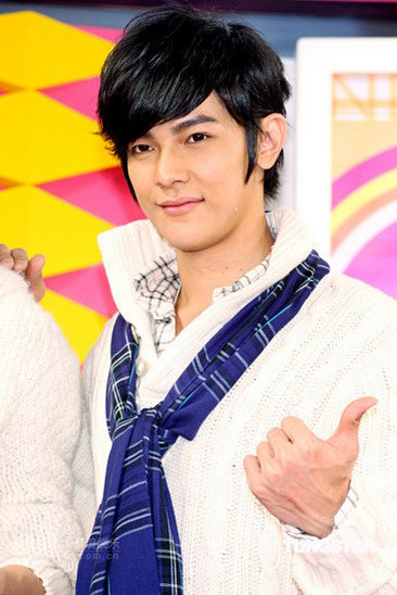 组图:飞轮海爱心不落人后 帅气亮相烹饪美食