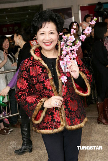 薛家燕手握桃花