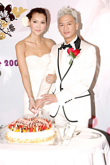 圈中好友到场祝贺排舞老师黄国荣婚礼新浪娱乐讯 香港知名排舞老师