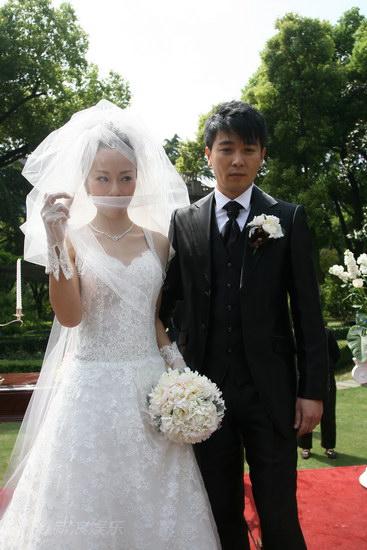 马伊琍,于小伟和狄龙夫妇到场.其中,狄龙担任证婚人.