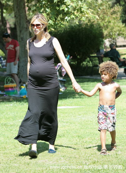 组图:名模海蒂-克鲁姆挺大肚与孩子公园玩抛球