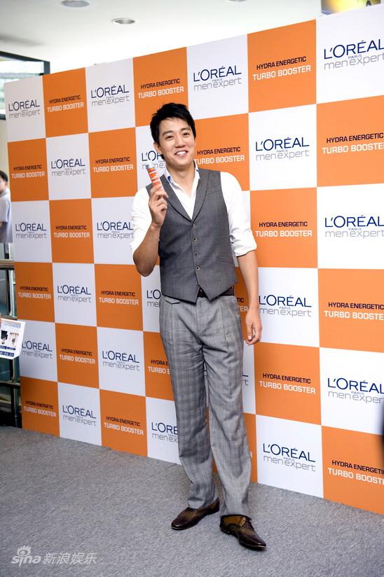 图文金来沅做代言手拿代言产品