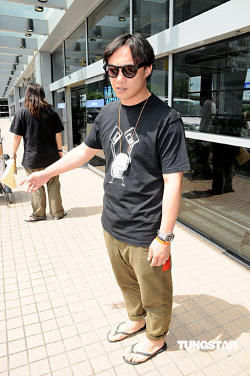 图文刘嘉玲陈奕迅现身机场陈奕迅招手叫车
