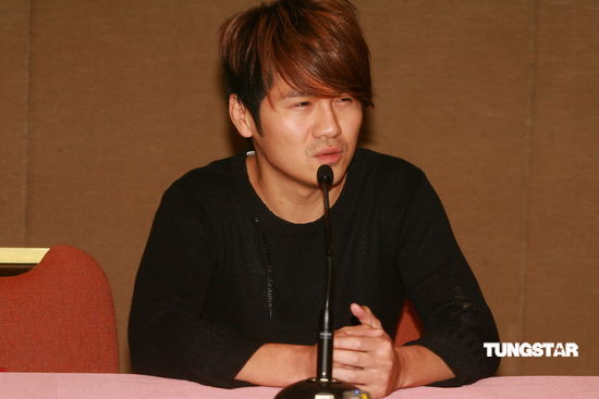 图文曹格道歉会曹格眼神黯淡