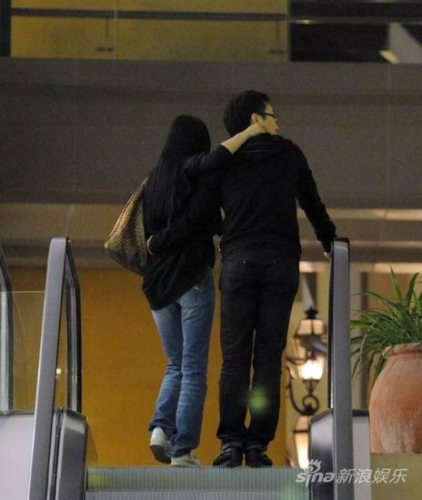 图文陆川秦岚逛街秦岚亲昵动作