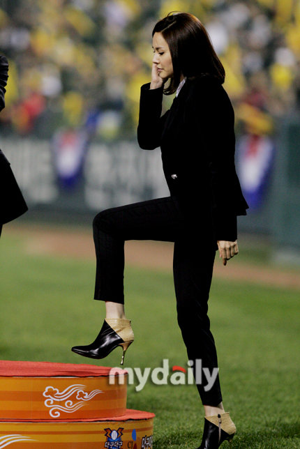 图文:张东健为棒球联赛开球-ivy步上舞台ivy