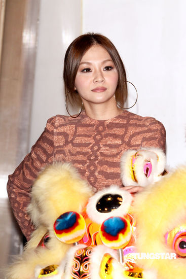 图文:凯渥名模拍贺岁照-花花气势惊人