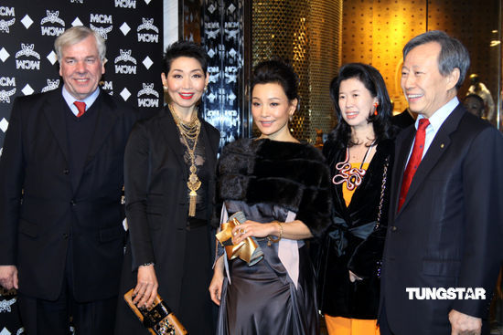 图文陈冲亮相商业活动同众人合影