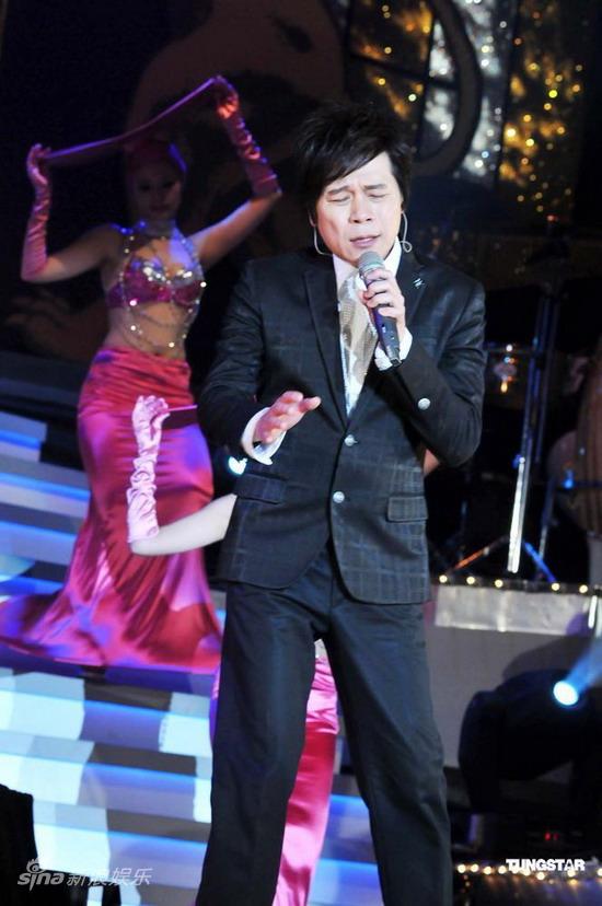 演唱个曲新浪娱乐讯 7月17日,"万秀之王-猪哥亮豪华歌舞秀"在台北举行