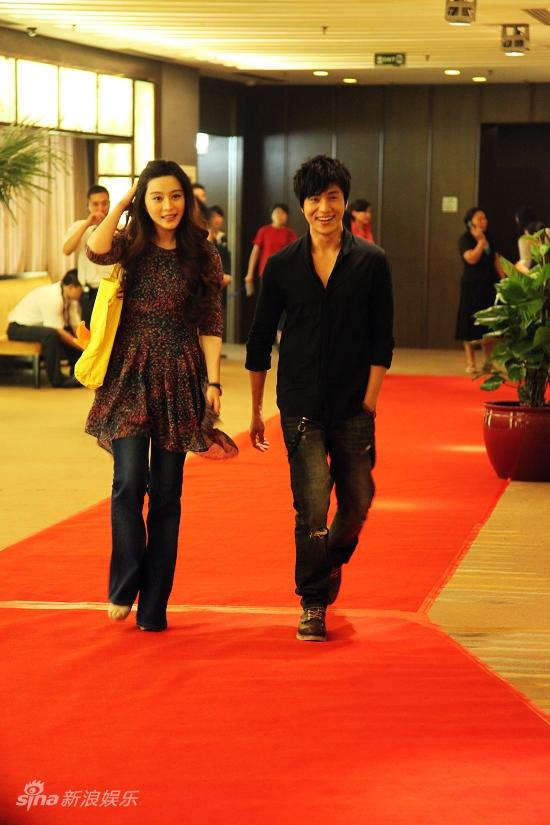 图文:陈坤助阵拍卖会-红毯上的陈坤与范冰冰