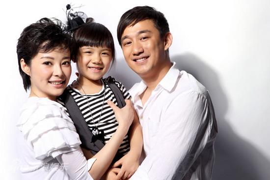 组图:黄磊袁莉"三口之家"写真晒幸福