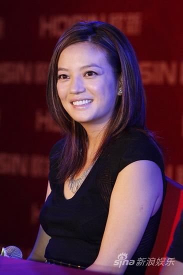 赵薇心情大好新浪娱乐讯 8月30日下午,赵薇现身深圳出席某品牌代言