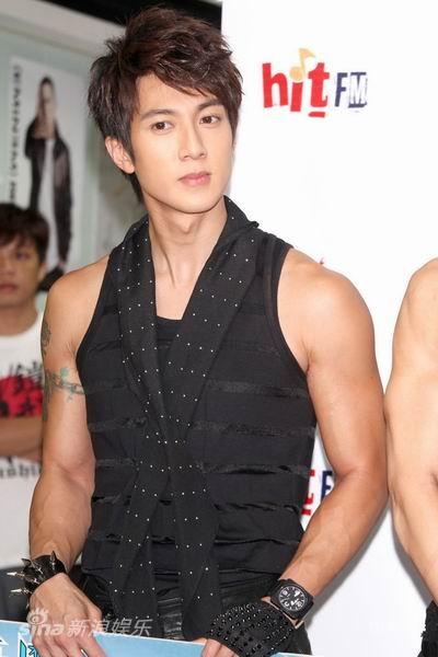 飞轮海玩游戏大秀壮硕肌肉吴尊贪吃致溃败(图)