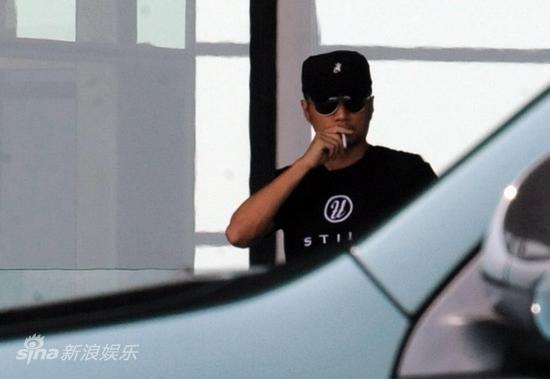 图文张涵予机场苦等司机张涵予抽烟解闷