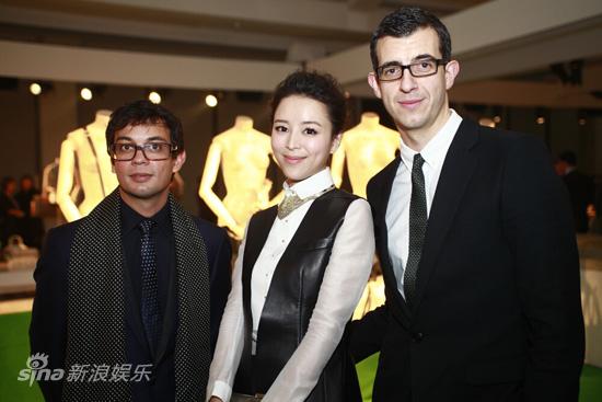 图文张静初参加活动张静初与人合影