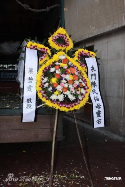 图文朱玲玲母亲去世亲友送上花圈