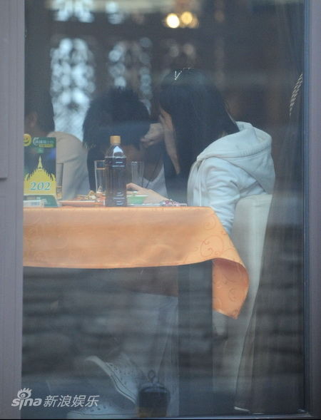 图文:李小璐贾乃亮携手逛街-李小璐拧耳朵