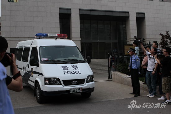 高晓松被警车押离开法院