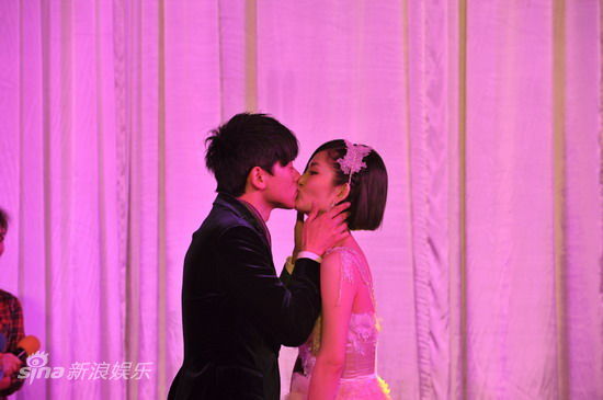 图文:张杰谢娜婚礼答谢晚宴-两人深情拥吻