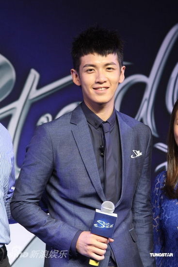 图文柯震东亮相代言柯震东笑容帅气