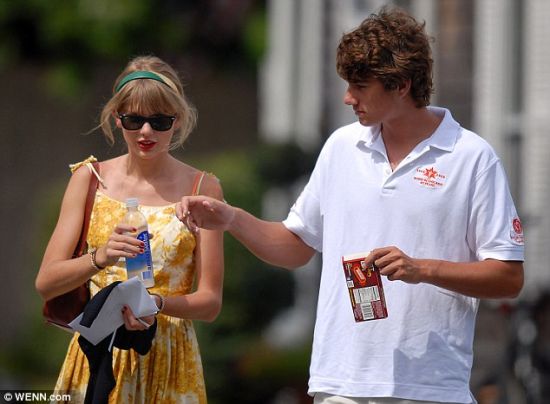 报道 近日,泰勒·斯威夫特和她的小男友康纳·肯尼迪在海厄尼斯湾度假