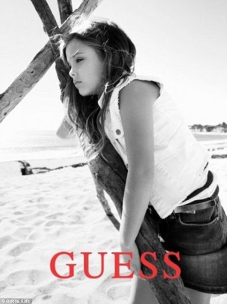 已故艳星安娜史密斯女儿代言童装显淡然