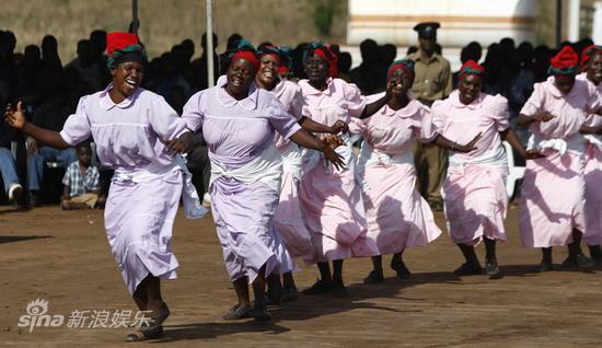 组图:麦当娜非洲献爱心 建学校受当地人欢迎