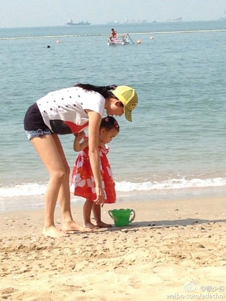 蔡少芬带两岁女儿沙滩游玩