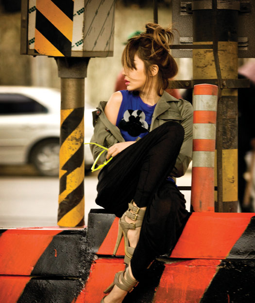 组图:尹恩惠摇身变坏女孩 穿奇装染发浓妆艳抹