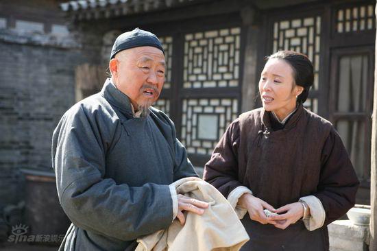 资料图片:《茶馆》剧照--王利发的妻子王淑芬与李三