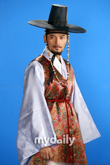 金成民头戴斗笠新浪娱乐讯 12月5日下午,韩国kbs电视台新剧《名家》在