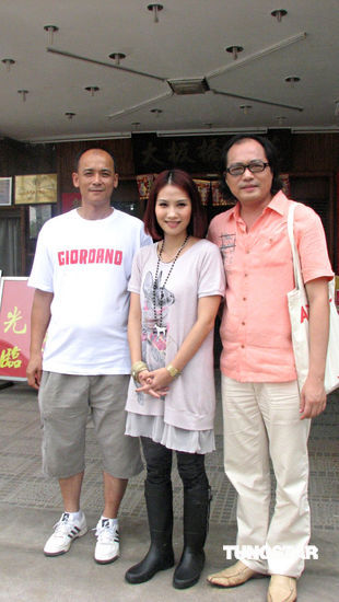 袁彩云主持饮食节目试揸牛奶一显厨艺