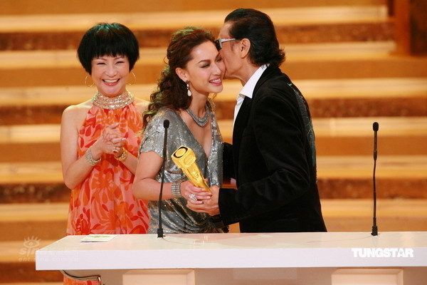 图文:tvb台庆颁奖礼 徐子珊获奖谢贤亲吻祝贺