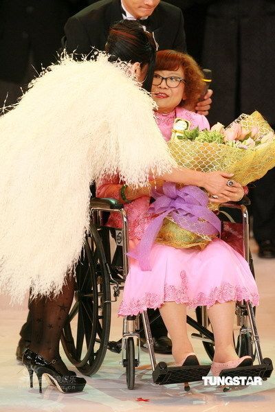 图文:tvb40周年台庆 沈殿霞汪明荃亲切耳语