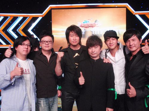 当然娱乐艺人为玉树祈福凡人二重唱《朋友别哭》何润东,游鸿明再唱