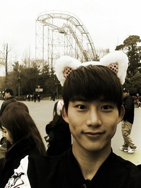 2pm玉泽演晒卖萌自拍 猫耳朵可爱(图)