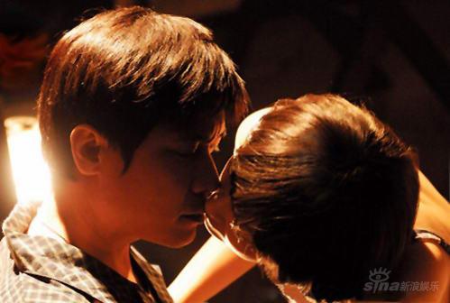 苏岩罗嘉良演绎床戏戏里夫妻戏外好友图