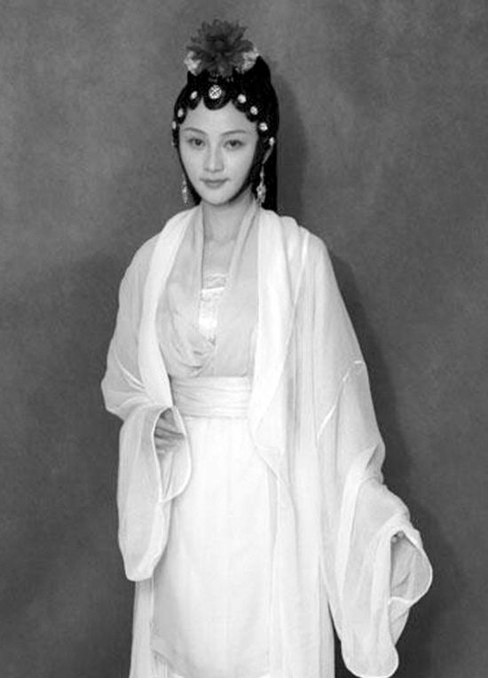 大黛玉大宝钗王熙凤贾母昨日,某网站以《独家曝光 红楼梦>全部试妆照