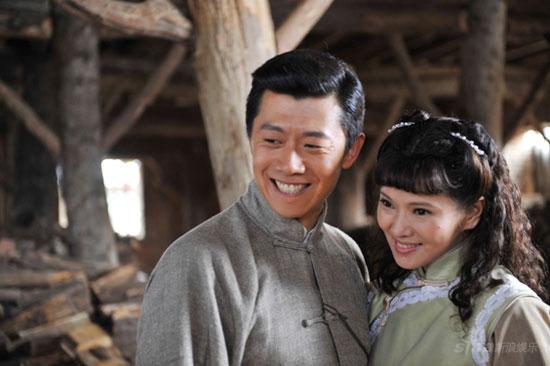 的伊能静(听歌blog)又马不停蹄地出现在电视剧《大瓷商》的拍摄现场