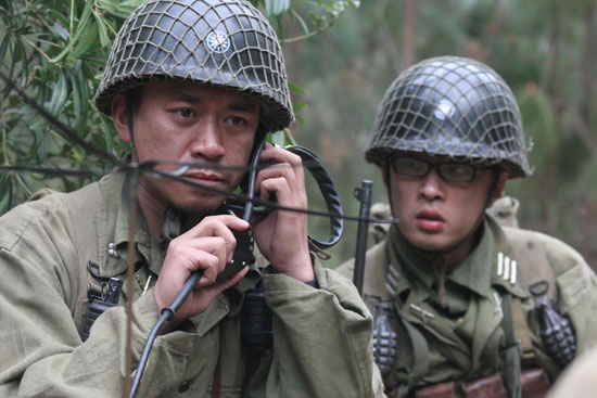 王学兵(左)描写中国远征军松山大会战的30集电视剧《滇西1944》正忙于
