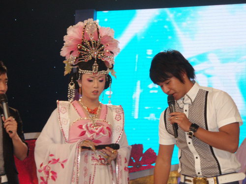 8月22日晚9:30,安徽卫视播出的《剧风行动》是一期反串艺术的主题节目