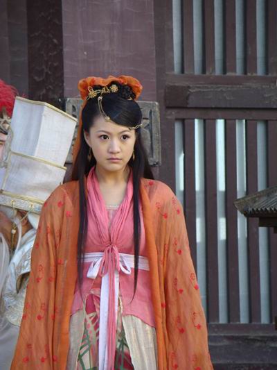 《真情真义》将杀青 杨渝渝造型服饰"豪华"