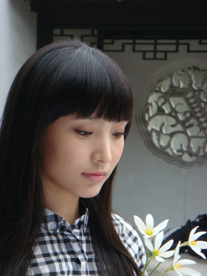 连续送上席慕容的《一棵开花的树》和陈敬容的《假如你走来》两首诗作