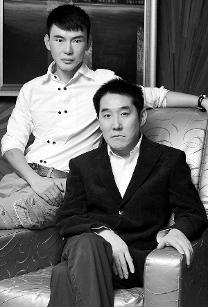 海岩父子的合作更像是一次父子间的交流. 本报记者 郭延冰 摄