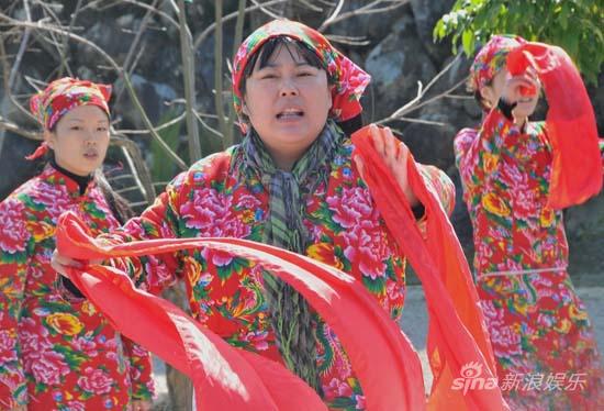 李菁菁在剧中扭大秧歌